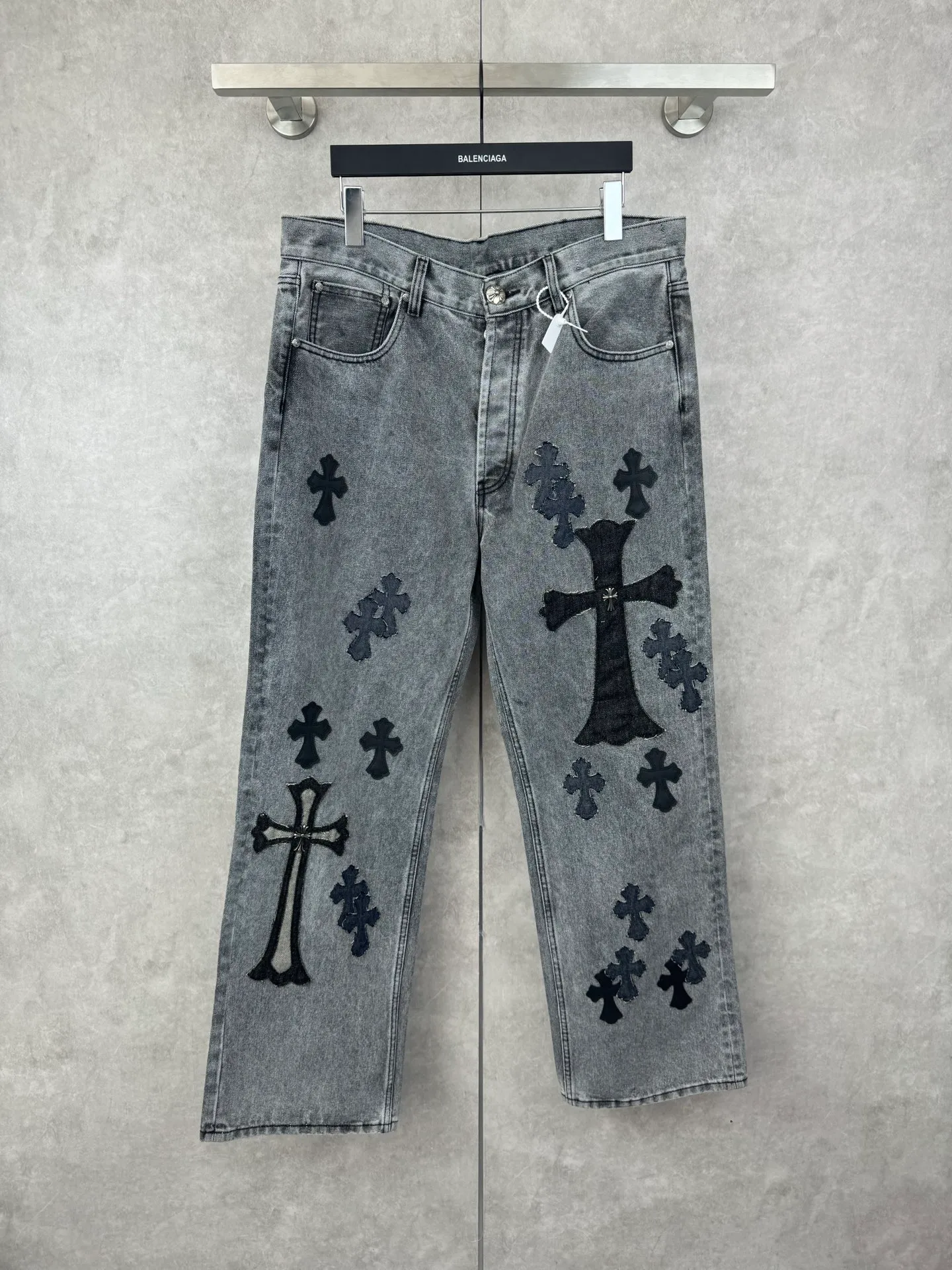 P750 Chrome Heat CH limited flame patch leather jeans Size: 30/32/34/36/38 This jeans is a store VIP limited edition (can only be purchased by store VIPs) and is not an official website model, so it is even rarer. When we got it back, we found that these pants were different from the usual 501 version. These pants were made of CH's own soleplate, not the 501 soleplate. So I can only customize the fabrics myself and rely on various relationships to get the raw material fabrics. The washing process also took dozens of attempts to finally achieve the effect we wanted. This pair of pants uses a total of 35 pieces of leather, all of which are second-layer cowhide. Therefore, whether the material is leather label or wash label, fabric or hardware, the mold needs to be re-opened and the cross must be sewn manually (in order to restore it, it can only be done manually).
